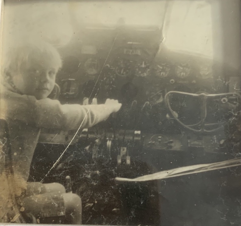 Nicolas enfant dans le cockpit incomplet d’un avion réformé