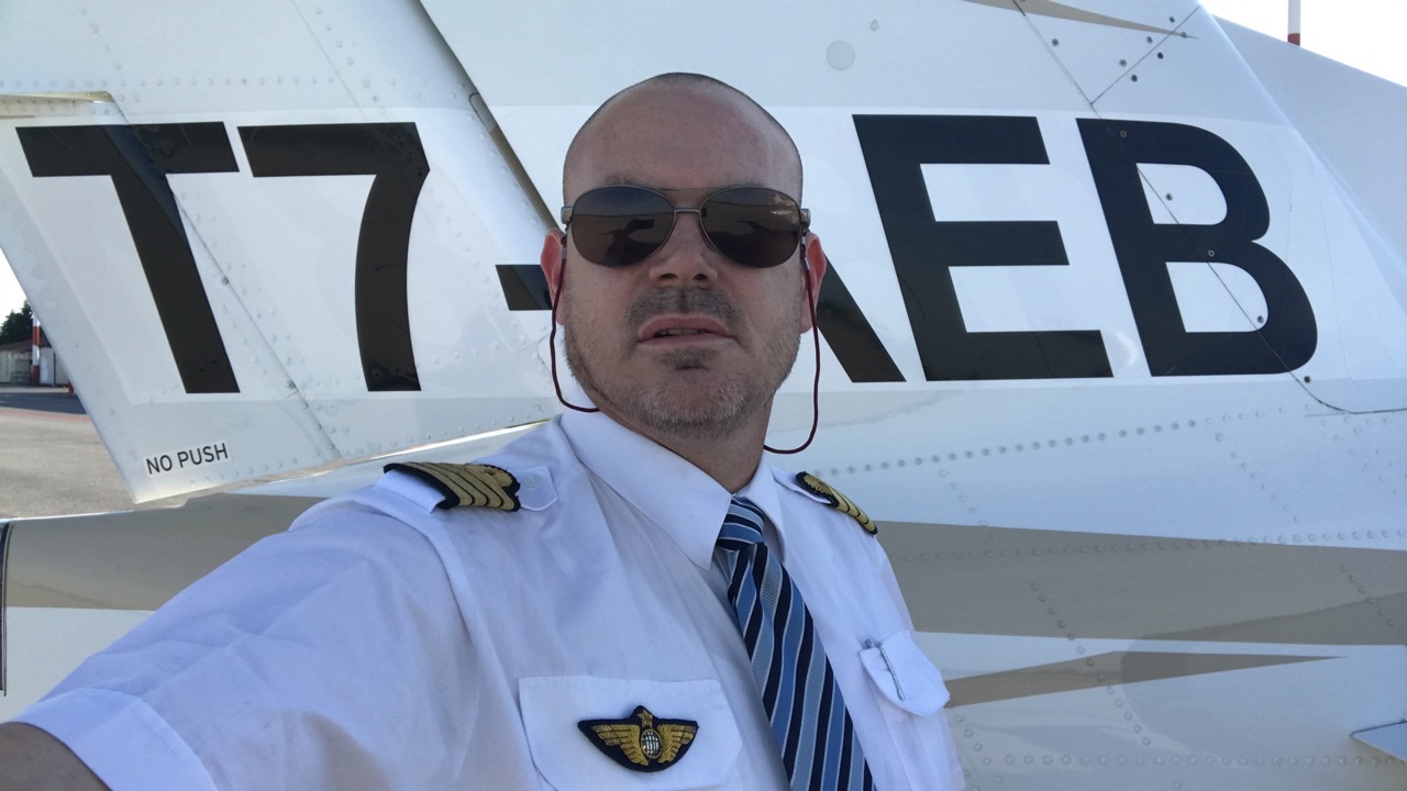 Nicolas en uniforme devant l’empennage d’un avion