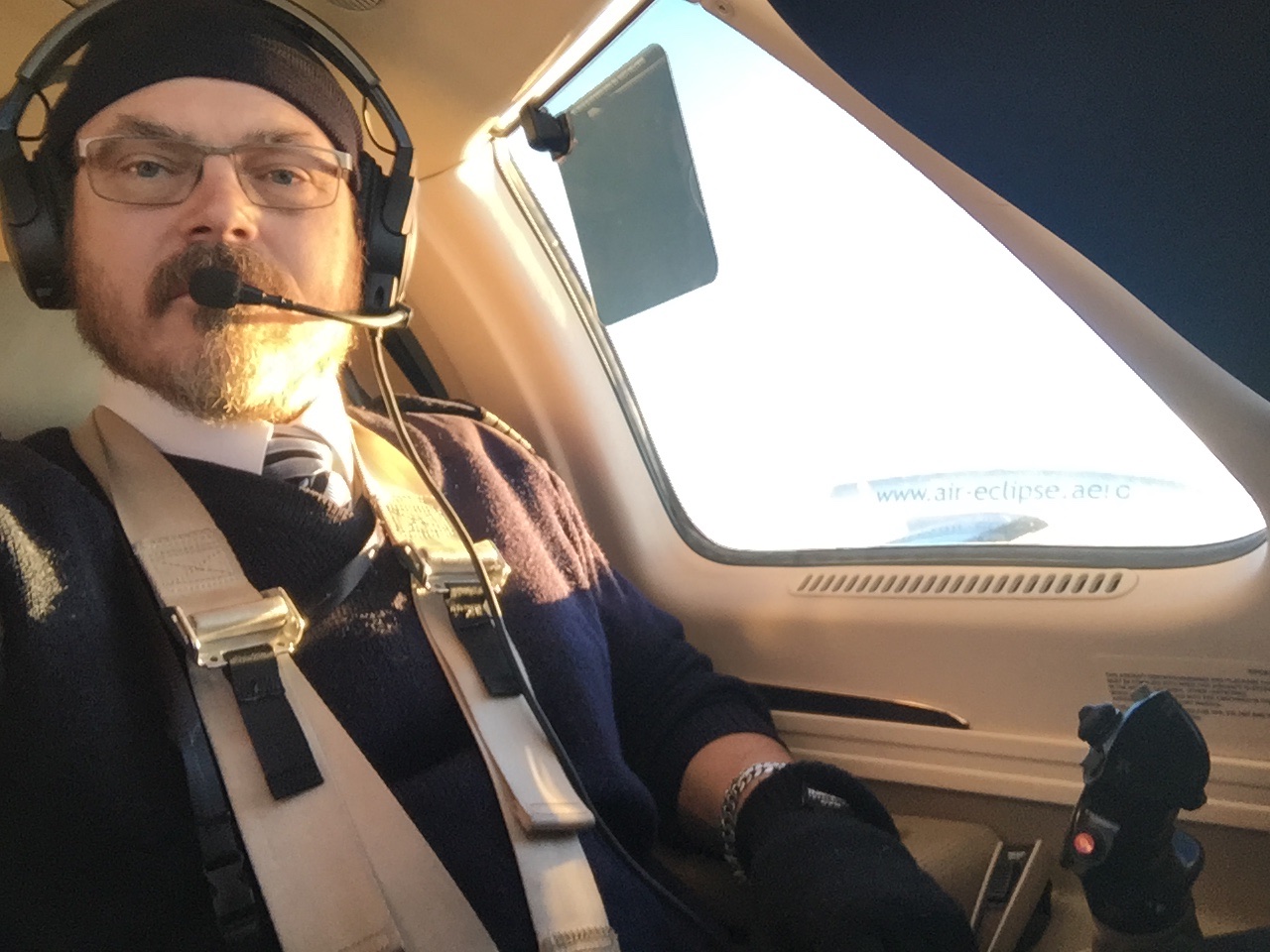 Nicolas aux commandes dans un cockpit