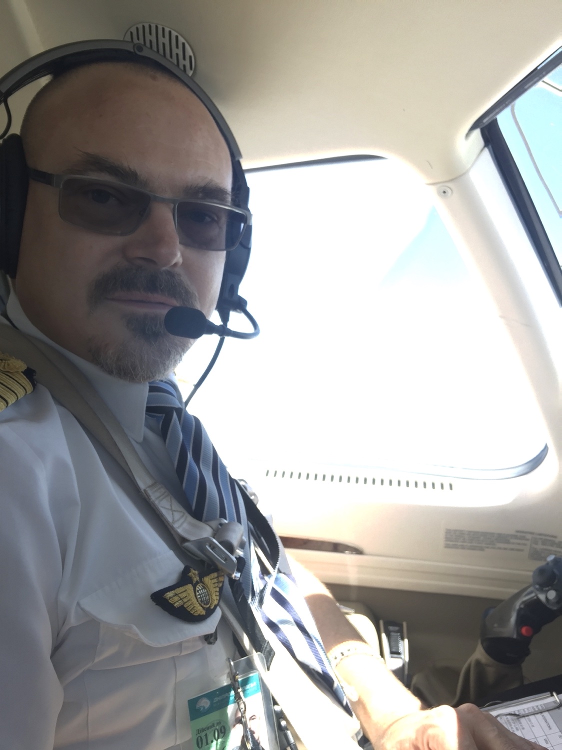 Nicolas en uniforme aux commandes en vol