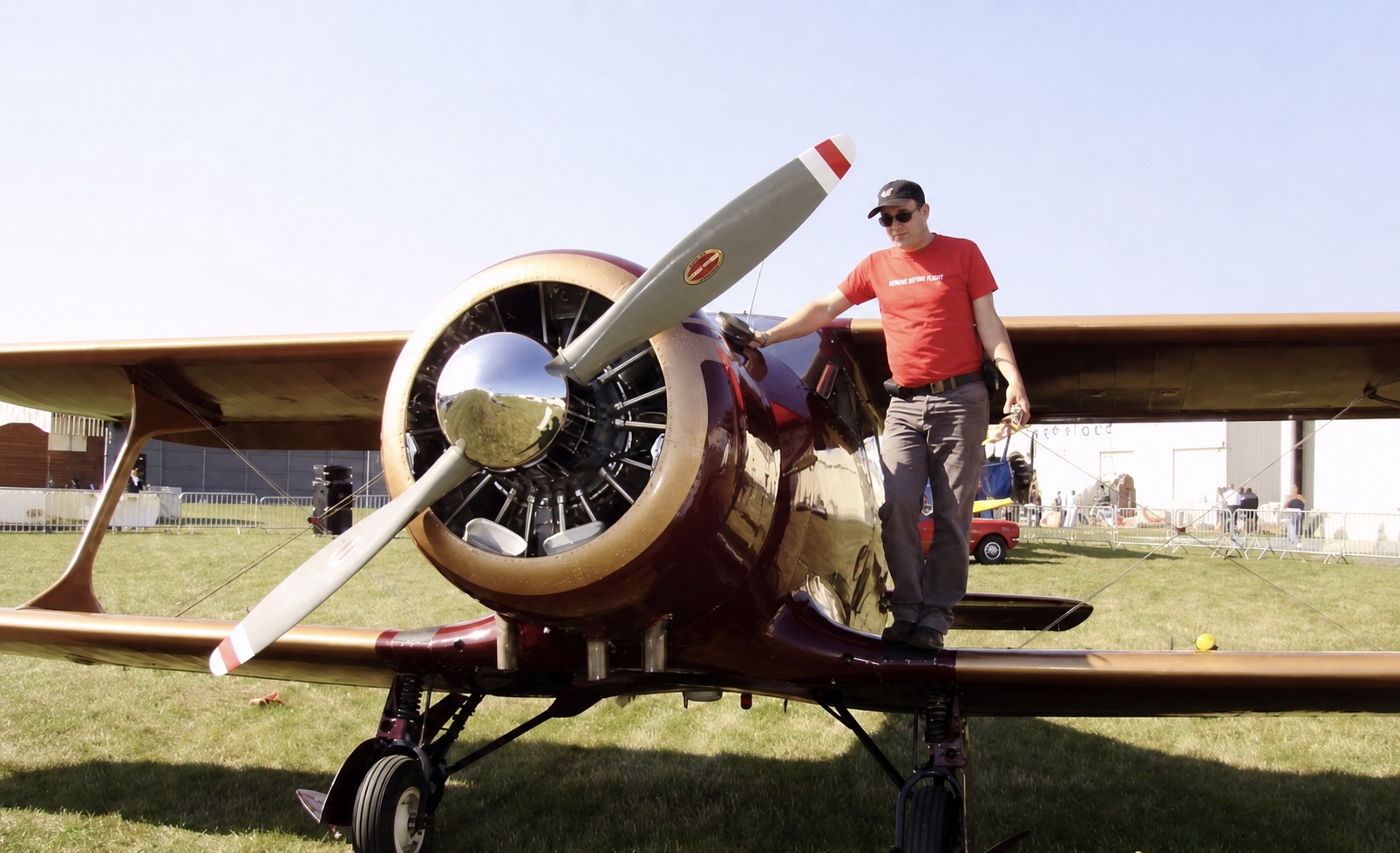 Nicolas sur un avion de collection à moteur en étoile