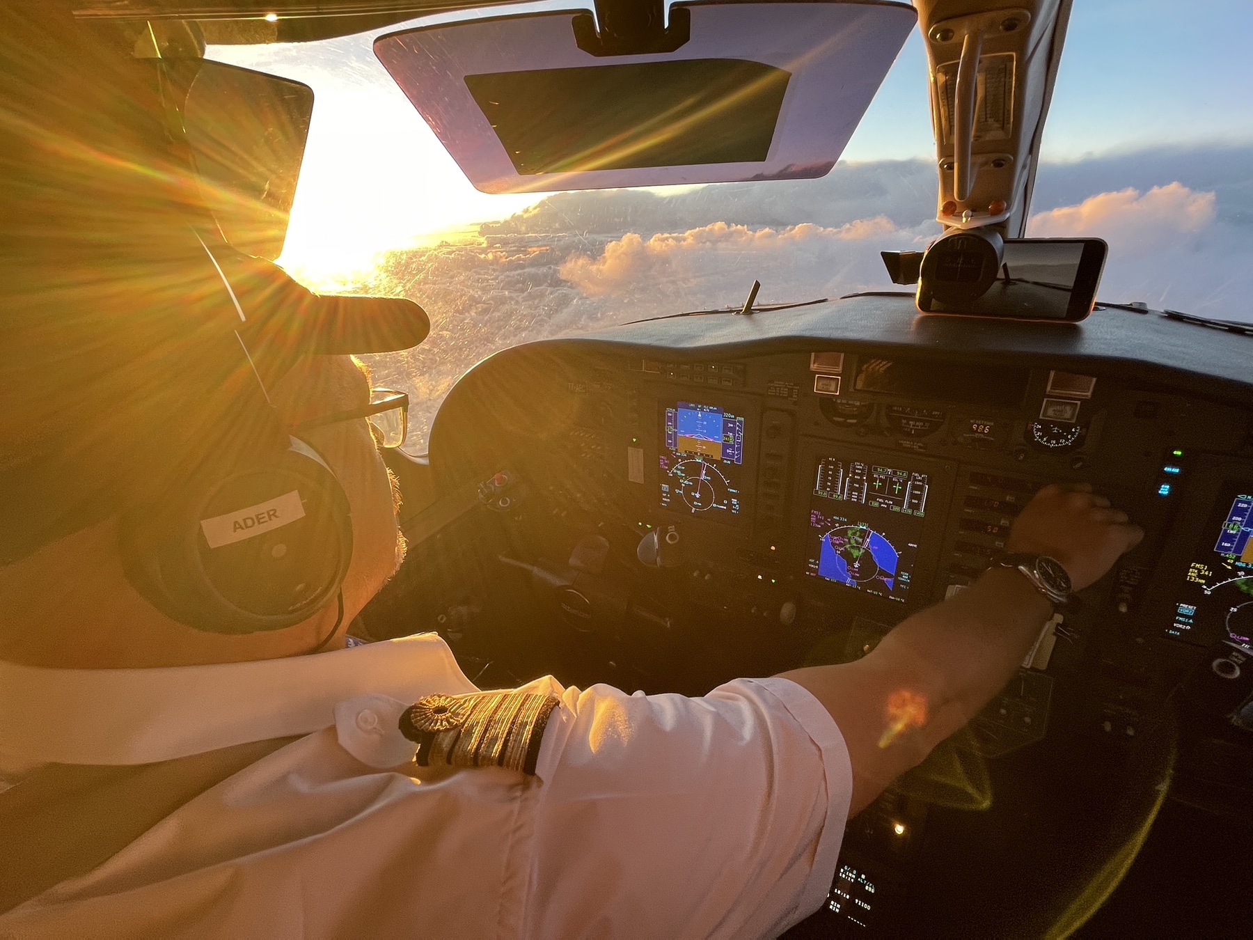 Nicolas aux commandes en vol au coucher du soleil
