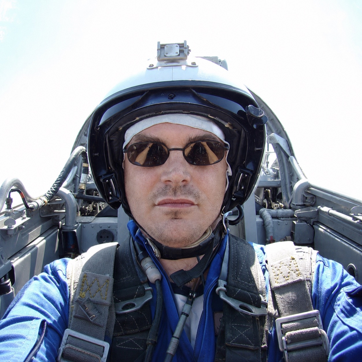 Nicolas équipé dans le cockpit d’un avion militaire